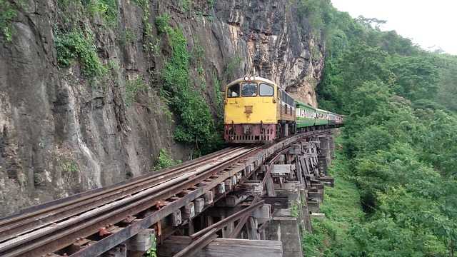 train-861400_640.jpg