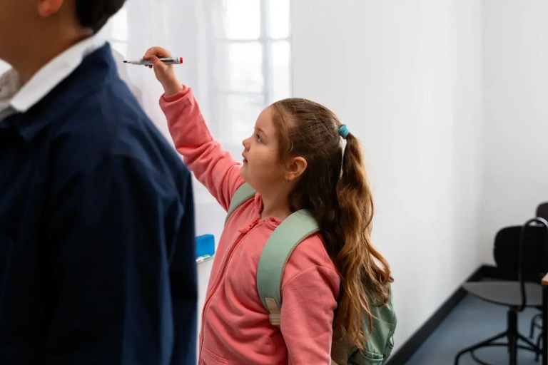 student-showing-leadership-skills-examples-through-an-active-learning.webp.jpg