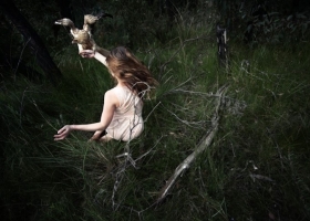 สาวน้อยกลางป่าใหญ่