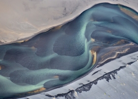 มองลำธารสายน้ำจากมุมสูง