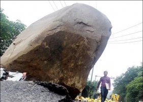ซวยจริงหินหล่นใส่ในเมืองจีน