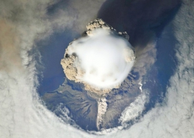 ภูเขาไฟระเบิดมุมมองจากอวกาศ