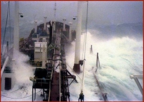 วินาทีพายุซัดกระหน่ำเรือเดินทะเล -1-