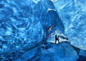 ถ้ำน้ำแข็งคริสตัล สวยงามอลังการ ที่ไอซ์แลนด์