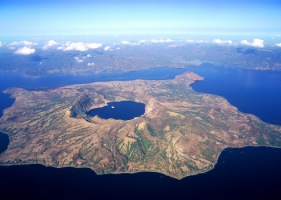 A: รวมทะเลสาปสุดแปลก มหัศจรรย์ทั่วโลก