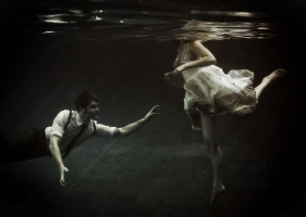 คู่รักแห่งสายน้ำ ภาพถ่ายใต้น้ำ สวยสะเทือนอารมณ์